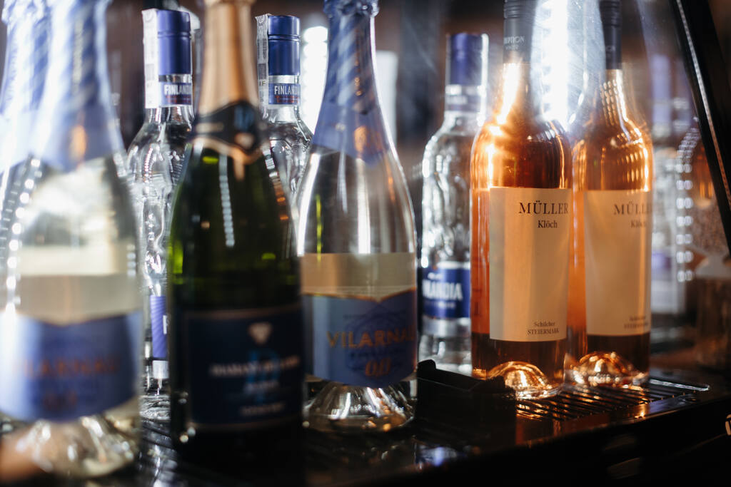 Detal restauracji, wina i spokojnej przestrzeni wydarzeń